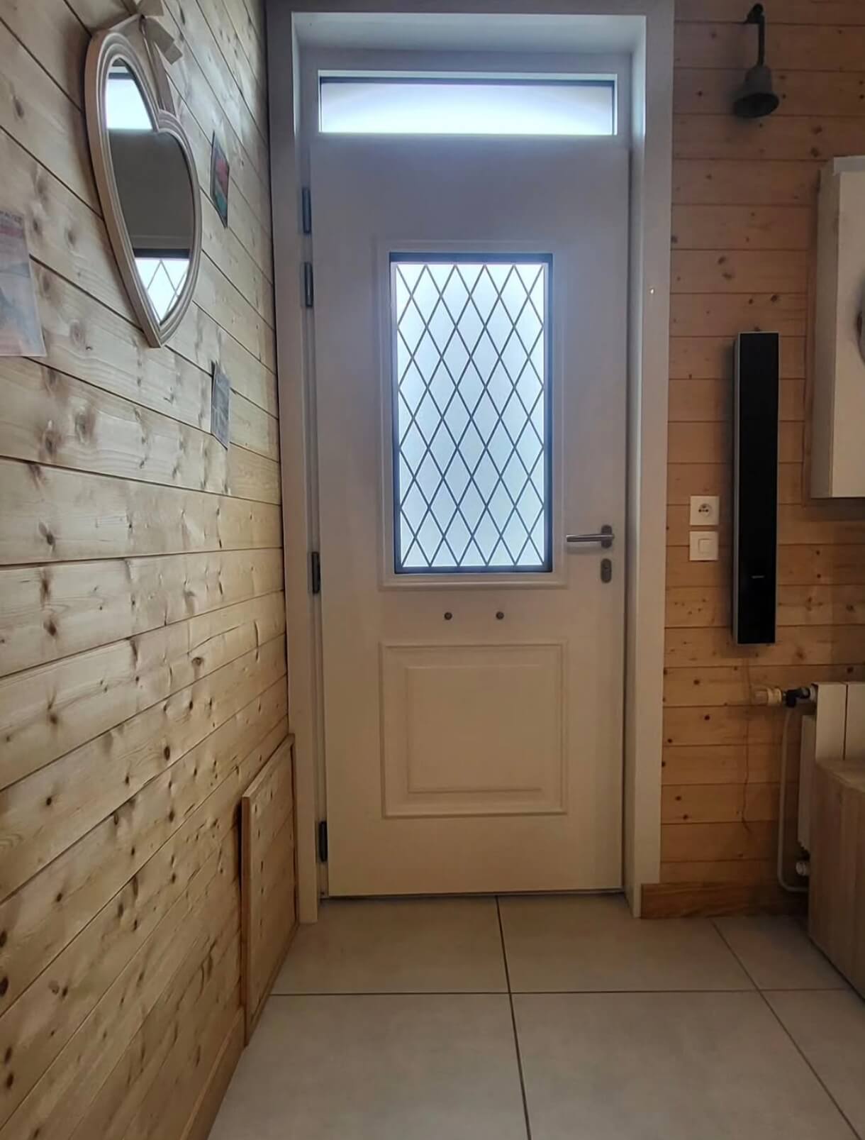 Pose de porte d'entrée à Abbeville par Menuiserie Desbois
