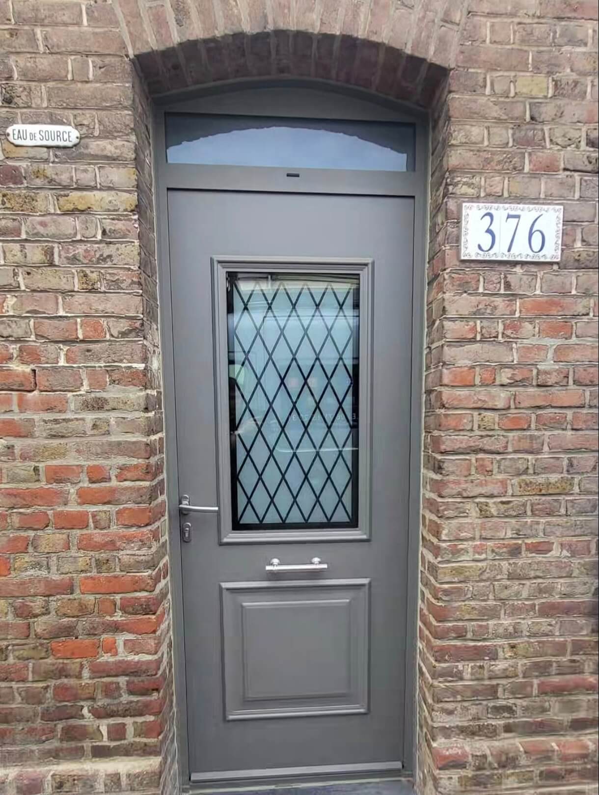 Pose de porte d'entrée à Abbeville par Menuiserie Desbois